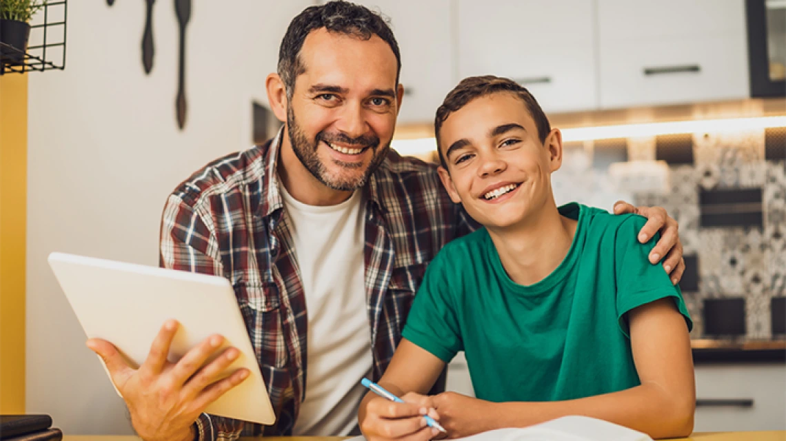 Estudiante y sus padres sonriendo para la cámara