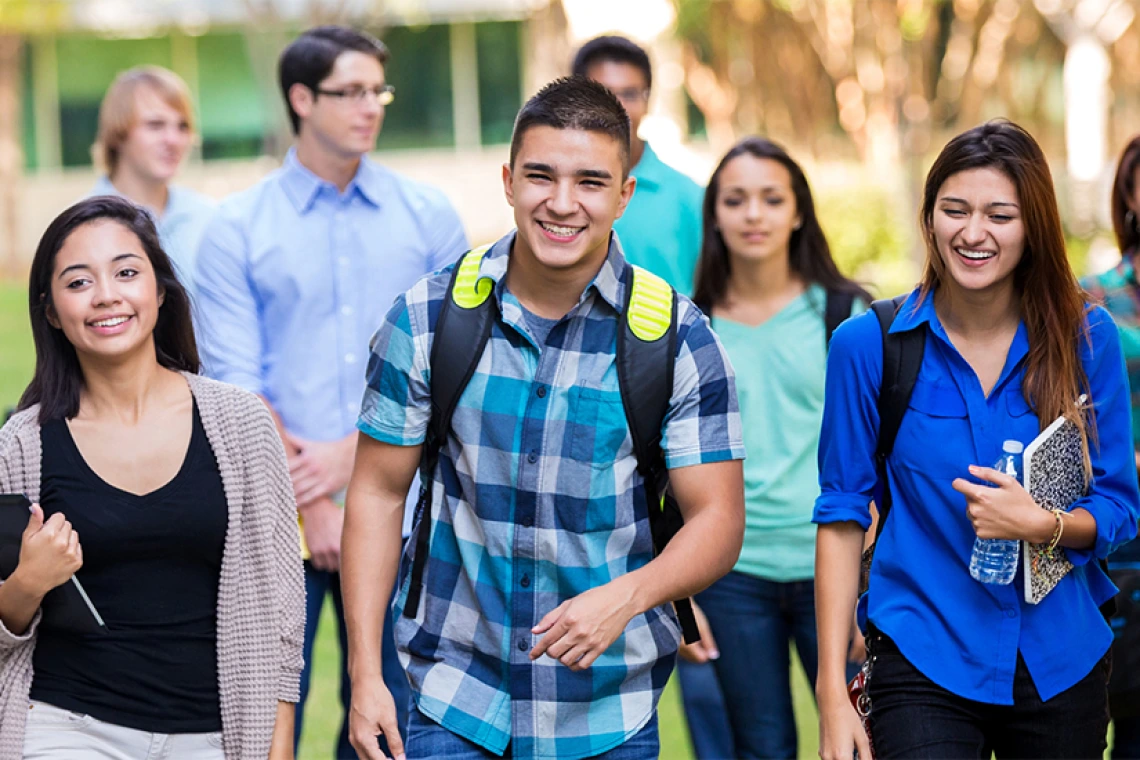 Grupo de estudiantes de secundaria caminando y riendo