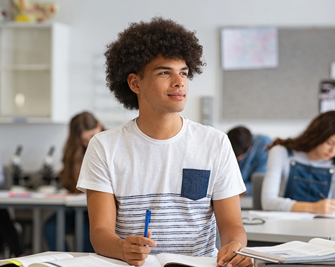 Estudiante en el aula mirando hacia la ventana