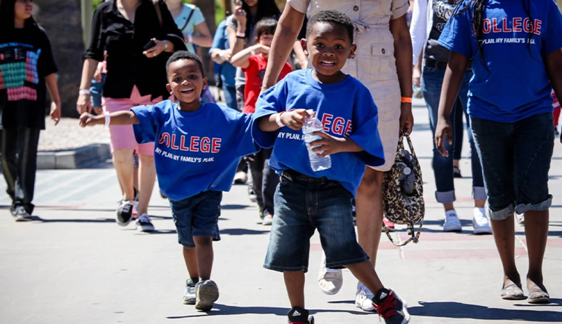 Dos niños corriendo durante un desfile