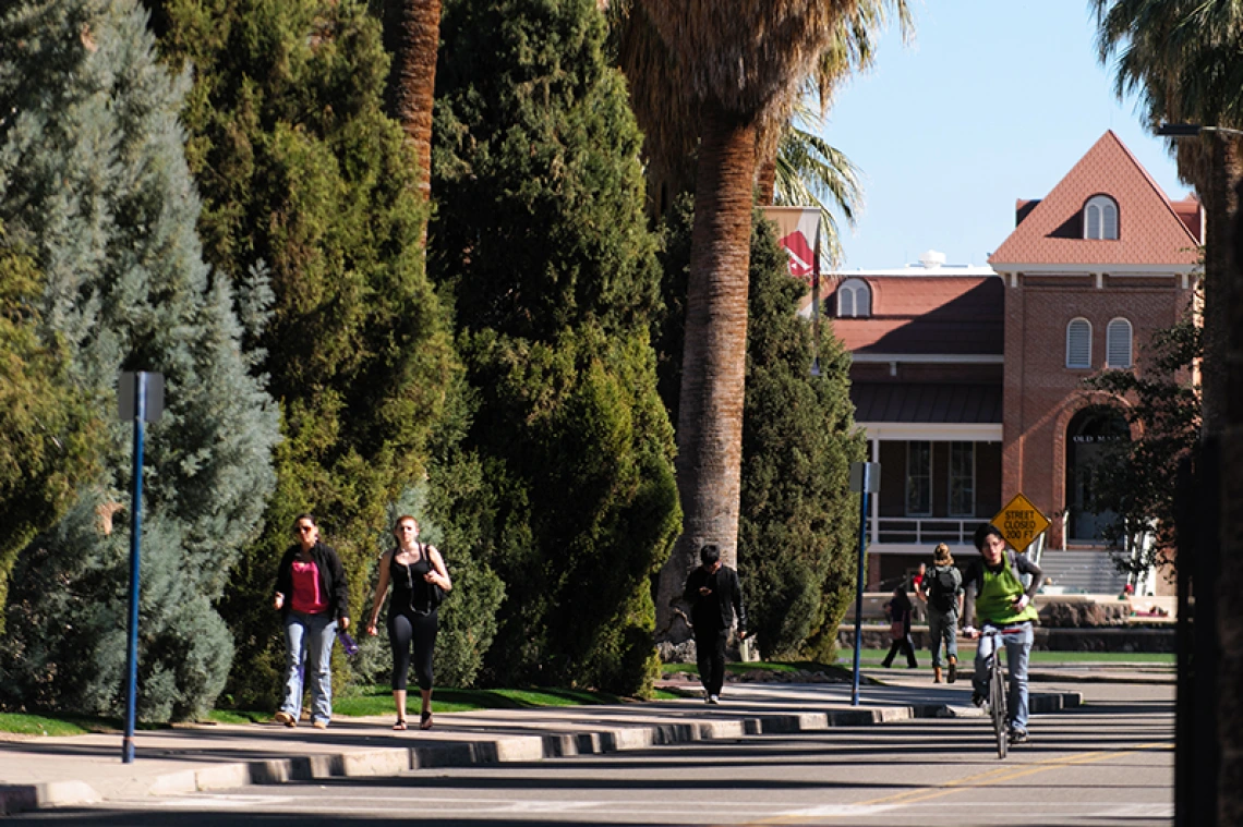 Toma de la calle del campus de la Universidad de Arizona